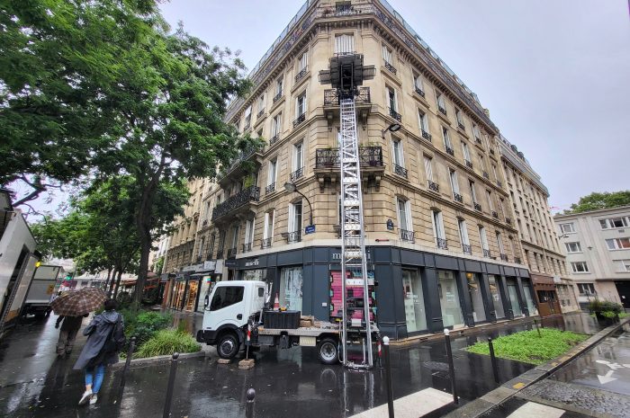 Quelles autorisations faut-il obtenir pour installer un monte-meuble à Paris 75008 ?