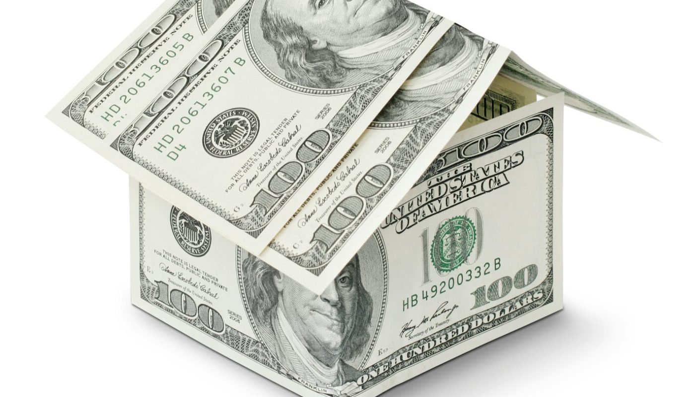 une maison faite d'argent sur fond blanc