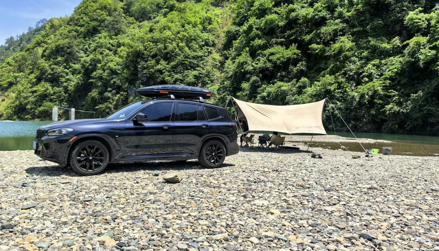 camping avec BMW X3 au-delà de la rivière