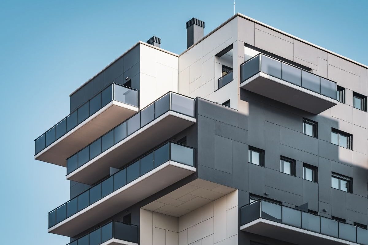 Façade moderne d'un immeuble résidentiel pour une Agence immobilière.